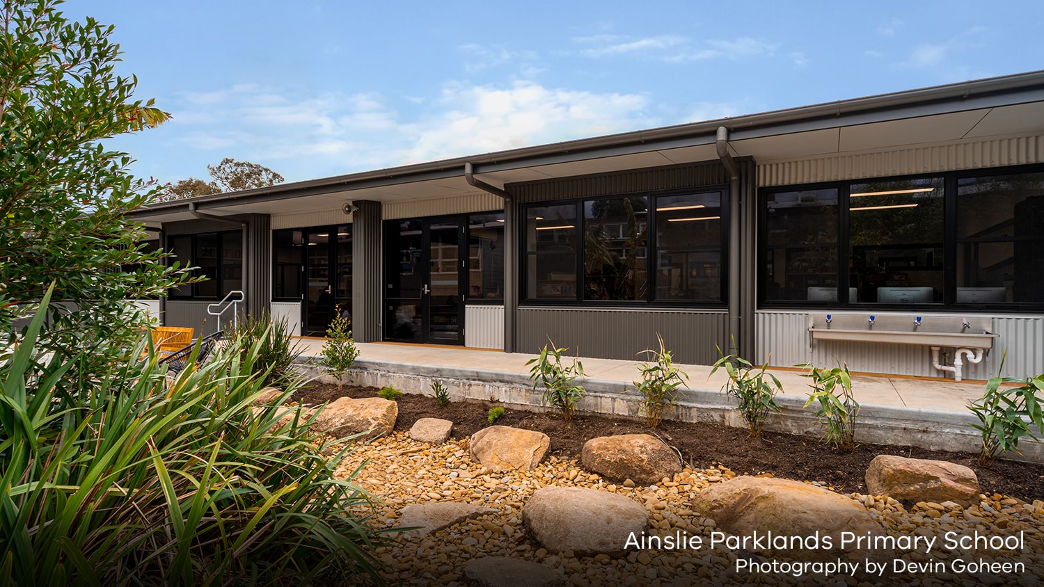 Photography of a new architect-designed modular building to Ainslie Parklands Primary School to replace Block A