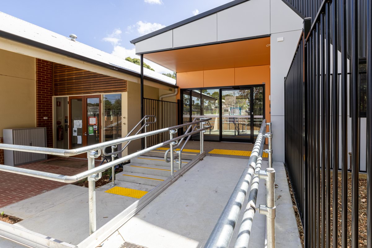 Drysdale Street Kindergarten - photo of the entrance with steps and an accessible ramp