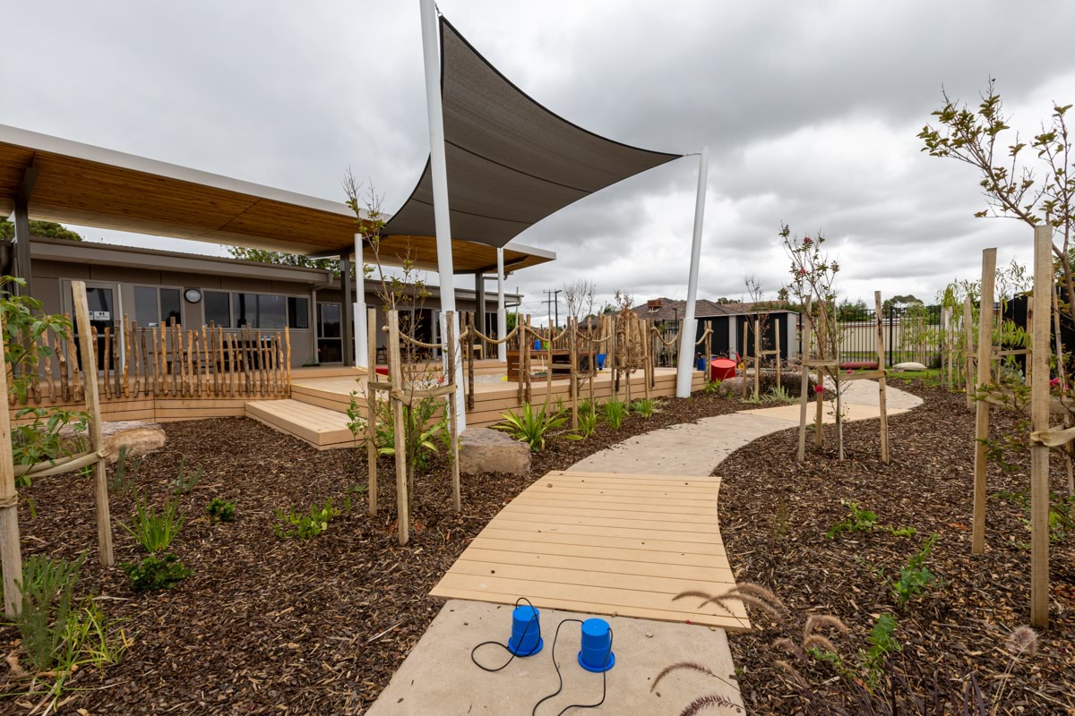 Lalor Primary School Kindergarten - photo of a landscaped walkway 