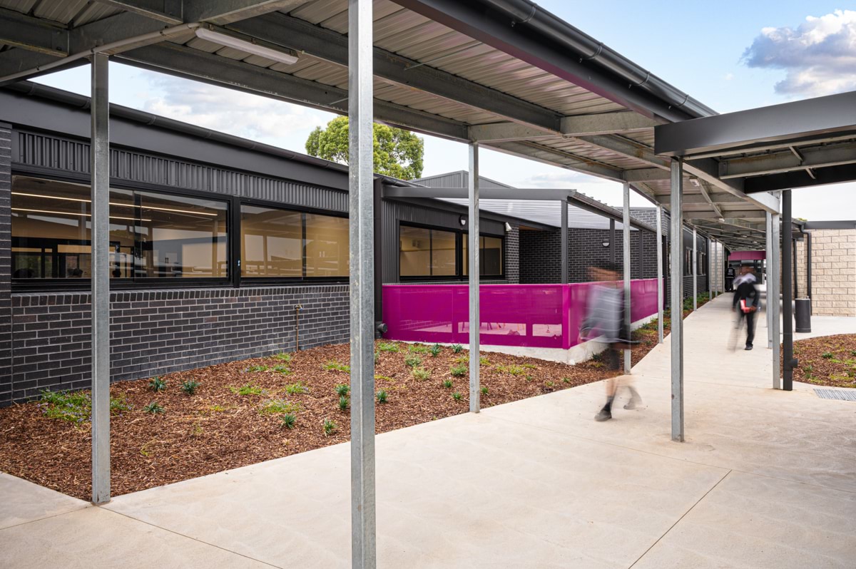 Lyndale Secondary College - photo of a covered walkway between school buildings