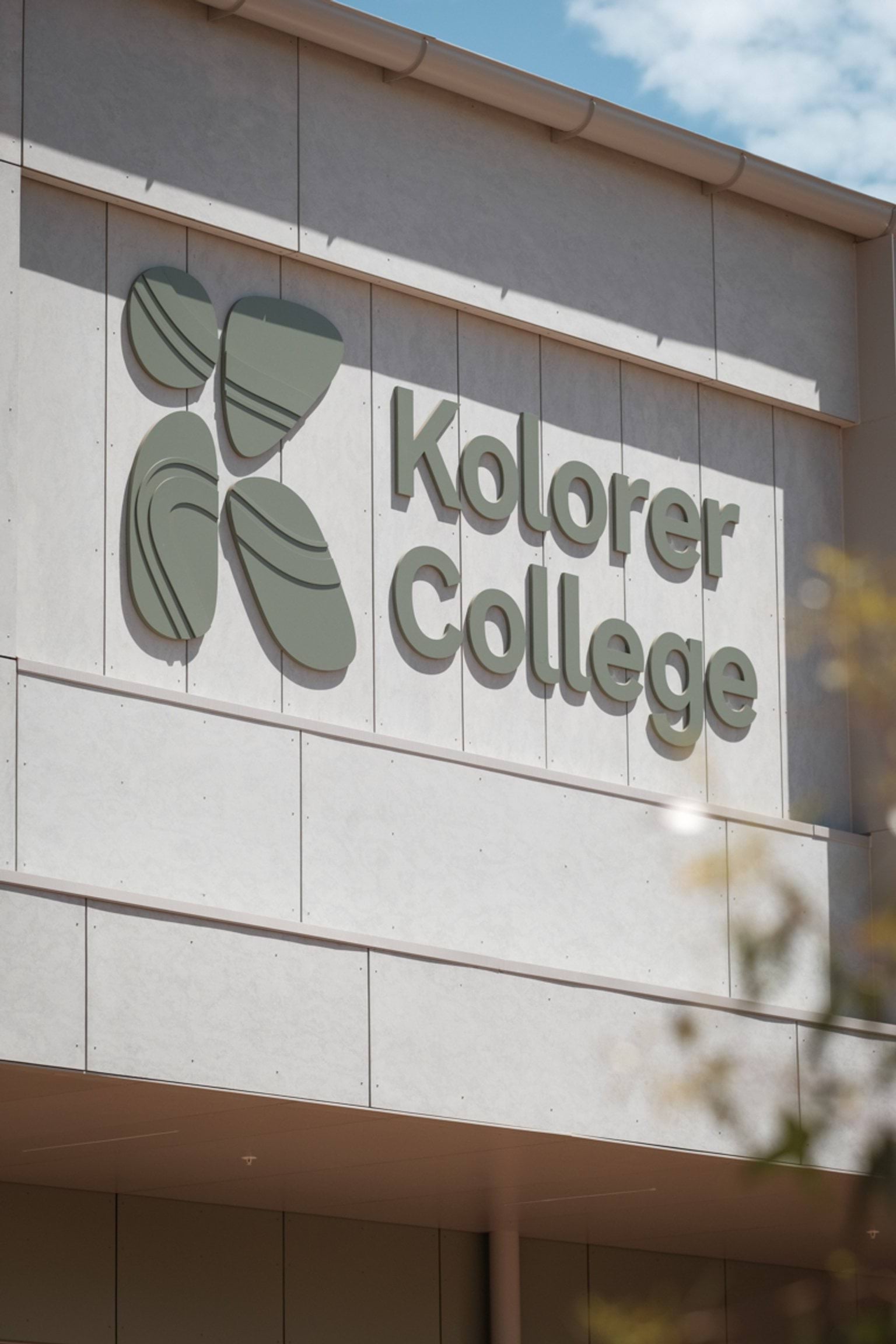 A close‑up of the Kolorer College sign